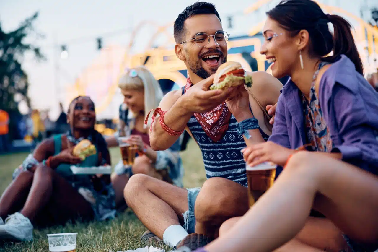 Jedzenie na festiwalu. Jak pogodzić plenerową imprezę z dietą osoby aktywnej?
